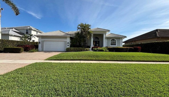 Waterfront 3BR, heated pool, WiFi, and serene Mid-Island views.