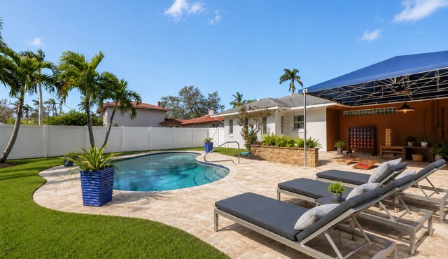Waterfront 4 BR w/Pool 15 min to IMG/AMI