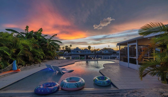 Waterfront/5BR w/Heated Pool/Kayaks & Ping-Pong