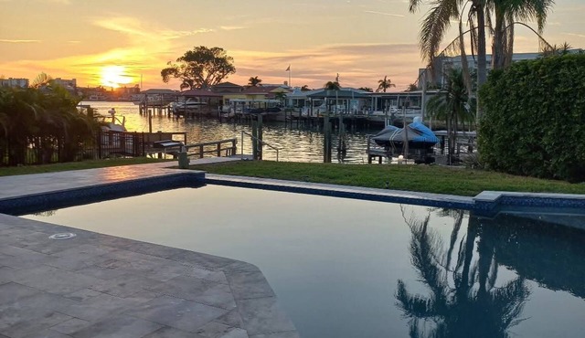 Waterfront Beautiful Modern Villa – Pool Boat Deck Sleeps 14