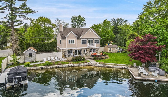 Waterfront Home on Lake Mahopac 1HR from NYC