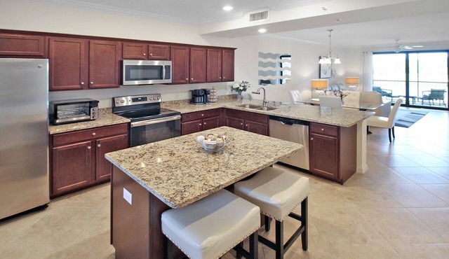 Waterfront Lakewood National condo overlooking the 11th green - Golfers Grove