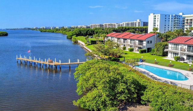Waterfront Palm Beach Escape: Piper