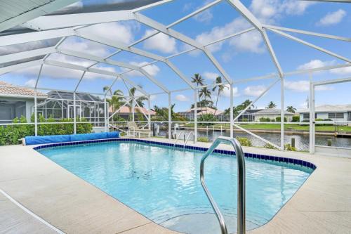Waterfront Paradise! Heated Pool, Dock, Grill, Fishing near restaurants and shops