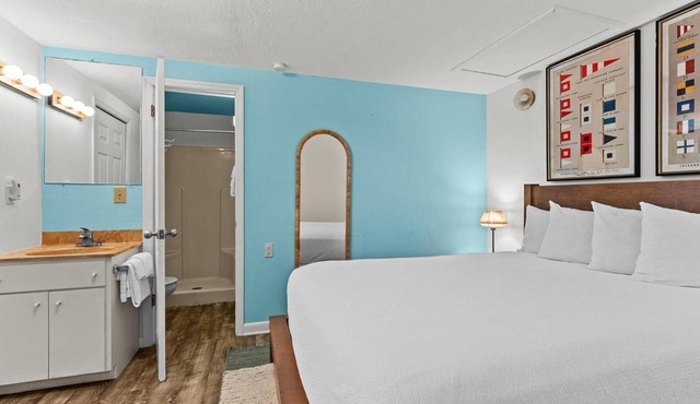 Waterfront Queen Suite w/Full Kitchen, Private Beach, Breakfast, Pool & Kayaks!