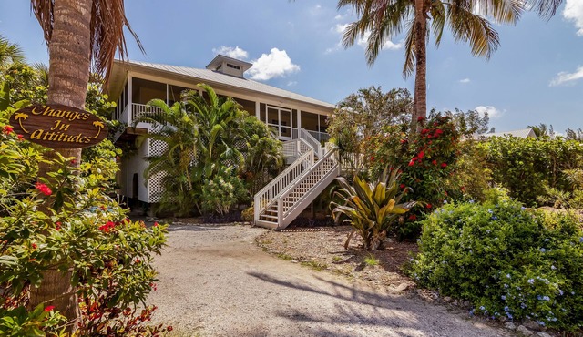 Waterfront Steps to Beach, Huge Deck, 1 pet, Kayaks, SUP, Dock sleeps 8