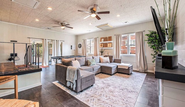 Waylyn Chic~Very Convenient Location, Pool Table!