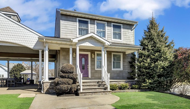 Weekend and weekly rental near Pier Village. This house has it all!