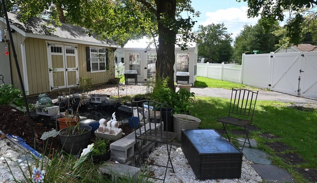 Welcoming house with one private bedroom and private entrance with bathroom
