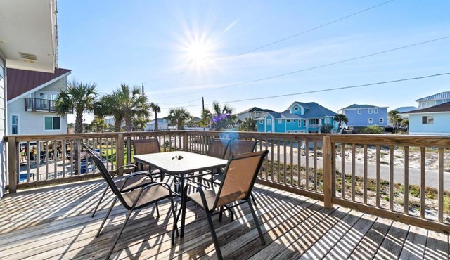 Welcoming stay near the beach with a large deck washer&dryer and central AC