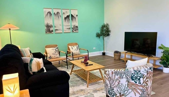Well-Equipped 2BR Unit with Parking in Evanston