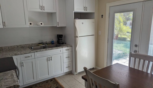 Well Maintained Furnished House - Walk to Town, Short Drive to Beach