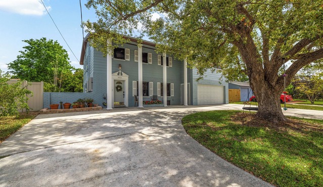 West Tampa gem- 10 min from airport, community boat ramp, backyard playground!