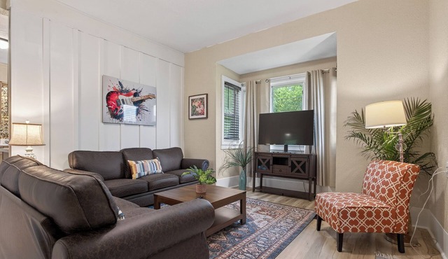 Westside 4 Bedroom Furnished Remodeled Short Term. Close to Downtown/Action