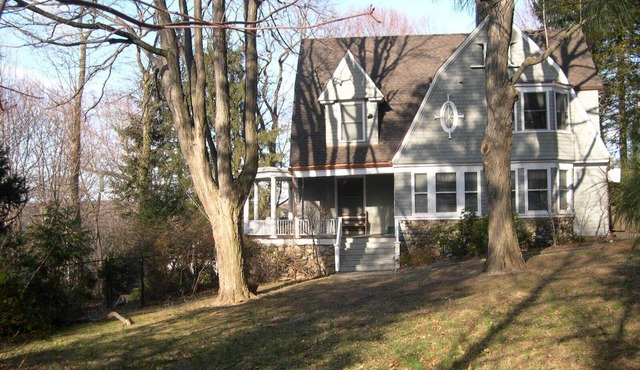 White Plains, 35 mins NY- Covered porch, Gas Fireplace, Lovely neighborhood