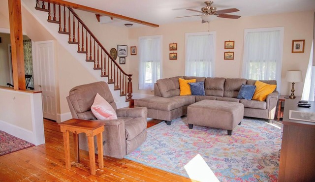 Willow View-Minutes from SLU & SUNY University- 4-bd Farmhouse Family Friendly