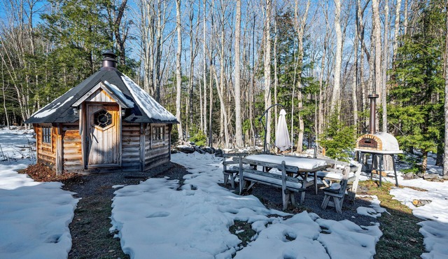 Windham Chalet with BBQ Hut, Pizza Oven and Hot tub