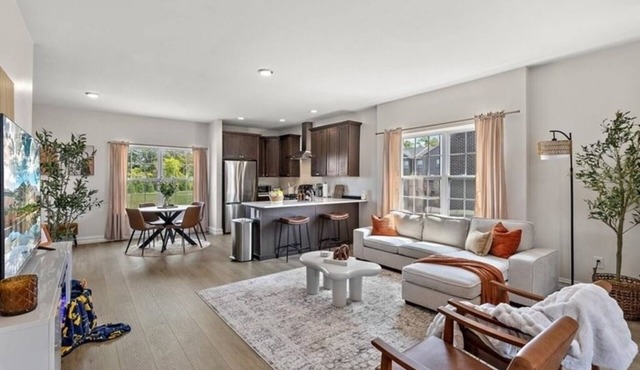 Wow! Stunning 2-bedroom home in Ann Arbor, 9 minute drive to campus & stadium!