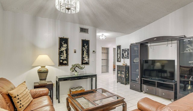 Yard & Patio! Lakefront Family Escape in Sunrise