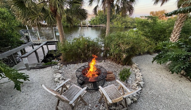 * Your Peaceful Waterfront Escape! *