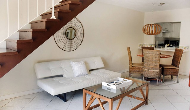 Your Relaxing Getaway Awaits! 2 Modern Rooms, Full Kitchen & Living Room, Pool