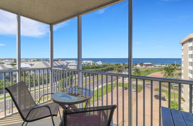 GULF VIEW | 8TH FLOOR STUDIO | 2 FULL BEDS | FREE PARKING + WIFI | BEACH GEAR