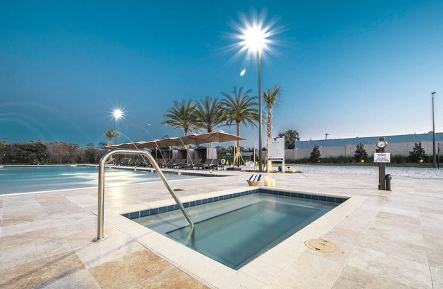 Near Disney!4 B/R with Free Parking & Free Wi-Fi, Family Friendly Out Door Pool