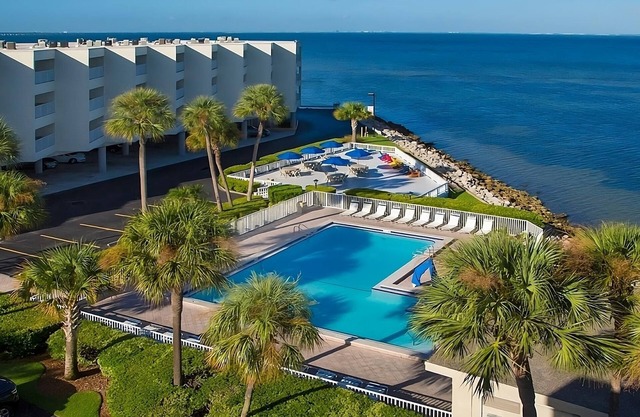 Relaxing Waterfront Condo Near Downtown Tampa and Tampa International Airport