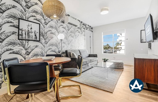 Sextant The Carmela One Block From Beach 2 Bed 2 Bath