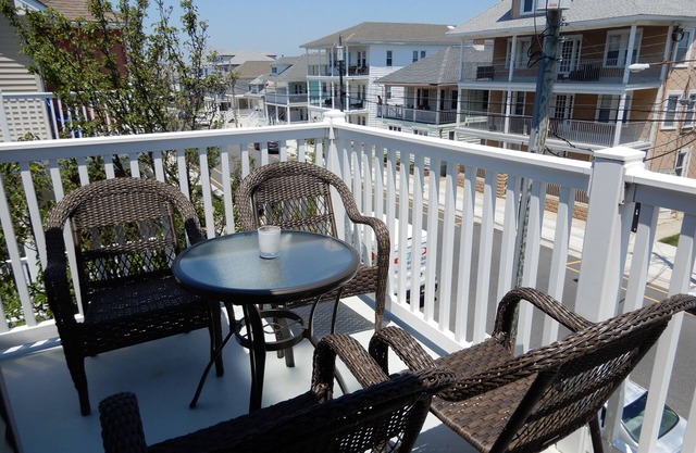 The East Magnolia Ave Condo Association! 4BR, 2BA, POOL, 2 DECKS, GRILLS!