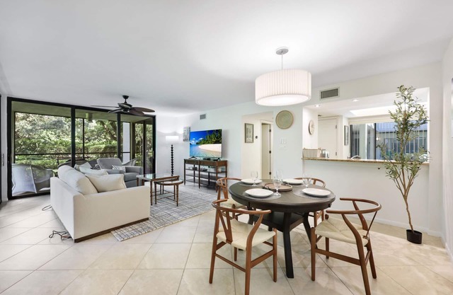 Vista: Screened Patio, Close to Beach