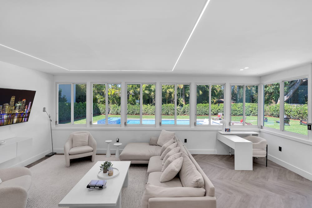 Brickell House | Villa Nouveau Le Blanc luxury 5BD 5BA Jacuzzi