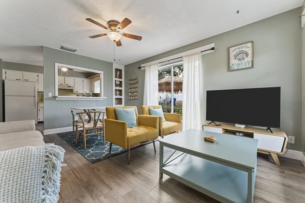 Whitney Beach Villa | Cute Cottage 3 miles to Anna Maria Island