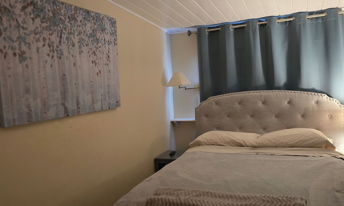 Parrot Cove House | Cozy 1/1 Historic Retreat -Walk to Dining & Beach