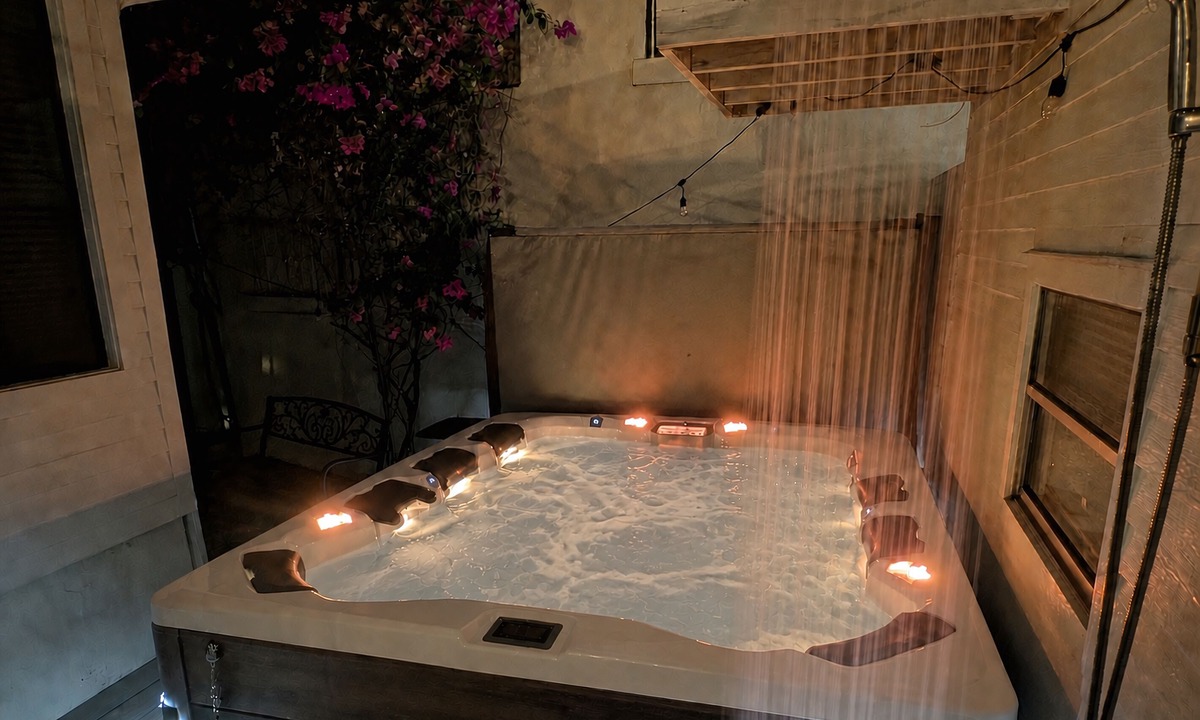 Hyde Park House | 9-Seat Hot Tub | Walkable | Historic | Downtown