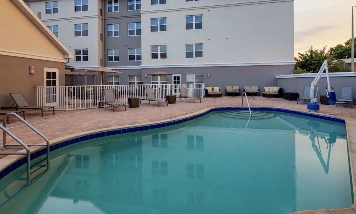 Oldsmar Hotel | Pet-Friendly Tampa Escape: Comfortable Suites with Kitchen & Pool