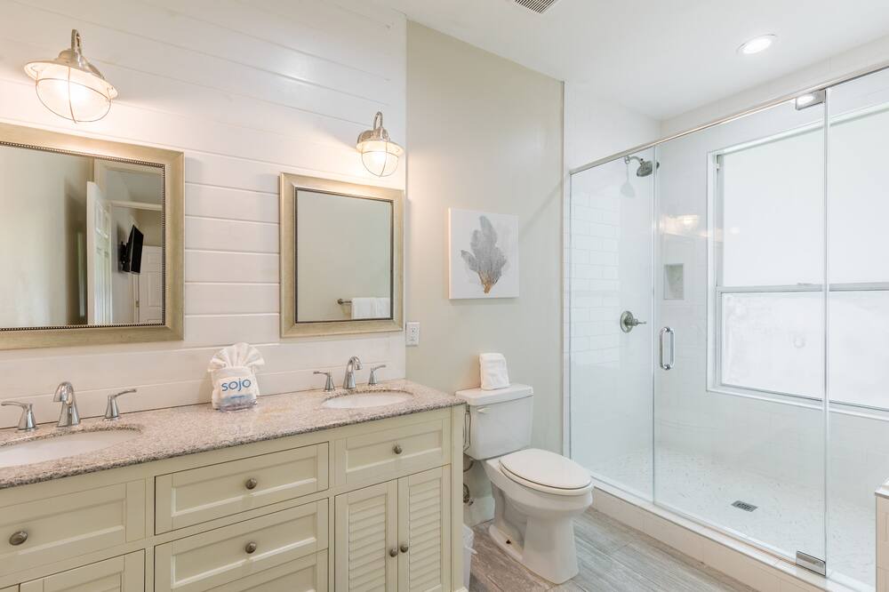 Photo of Bathroom in Gulfview Heights