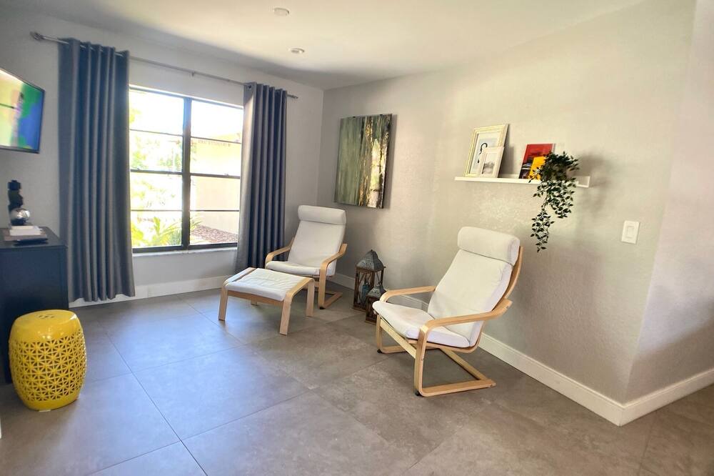 Photo of Livingroom in Egypt Lake-Leto