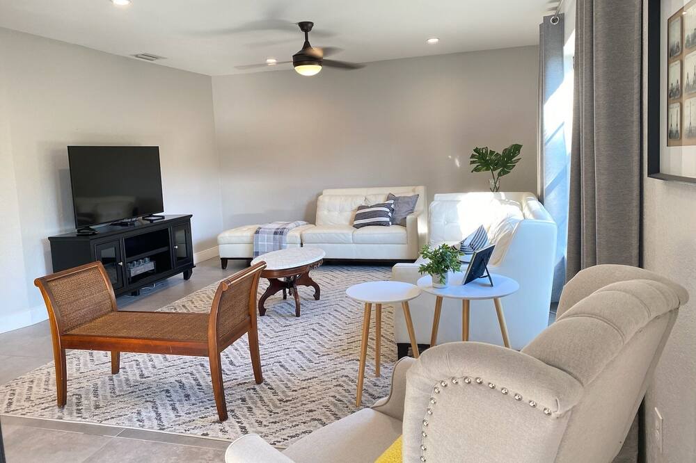 Photo of Livingroom in Egypt Lake-Leto