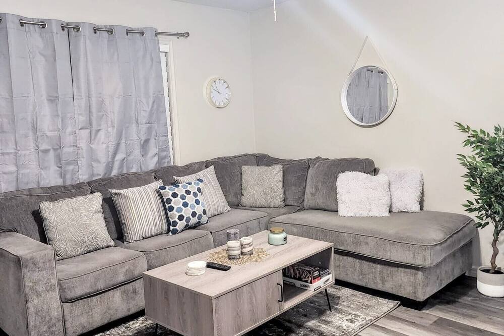 Photo of Livingroom in Oak Ridge