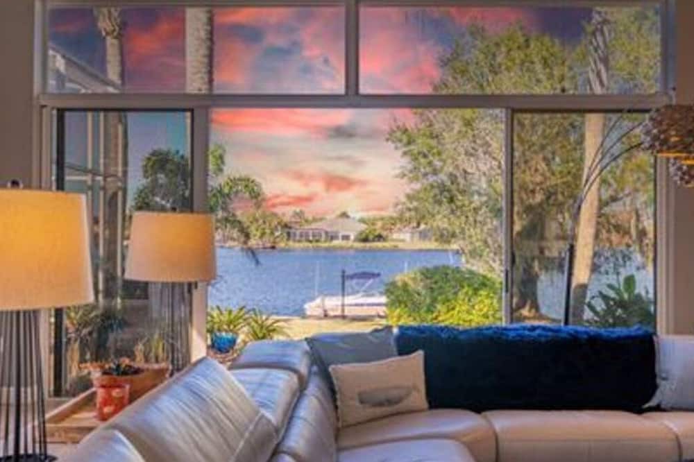 Photo of Livingroom in Bearss Plaza
