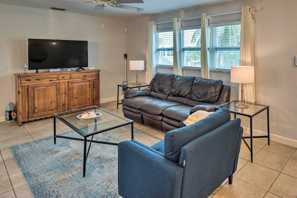 Photo of Livingroom in Breezeswept Beach Estates