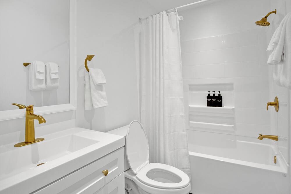 Photo of Bathroom in Pinecrest West Park