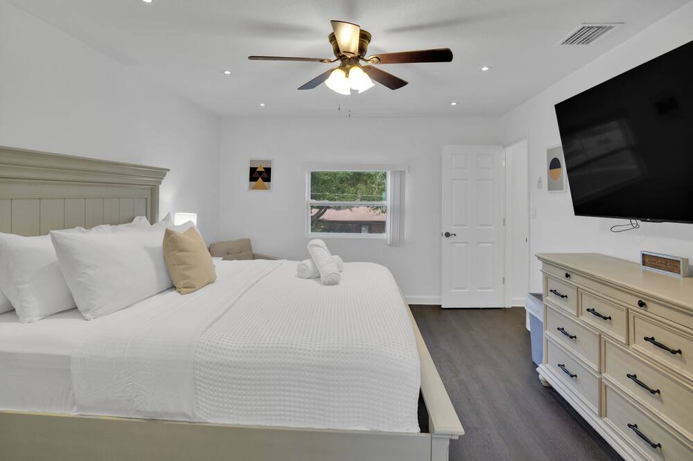 Photo of Bedroom in Pinecrest West Park