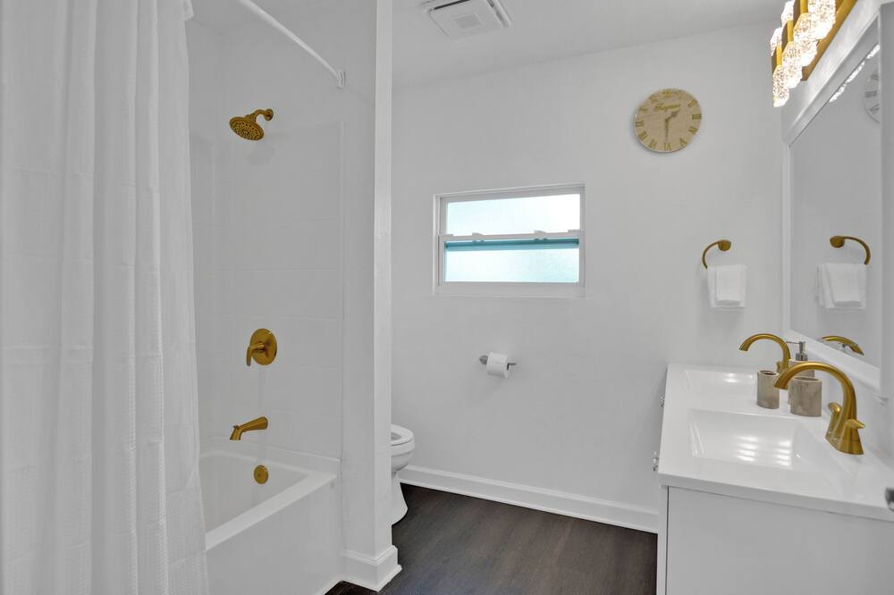 Photo of Bathroom in Pinecrest West Park