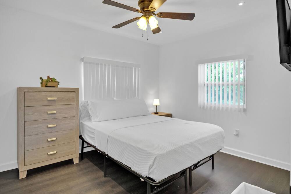 Photo of Bedroom in Pinecrest West Park