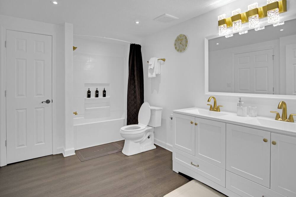 Photo of Bathroom in Pinecrest West Park