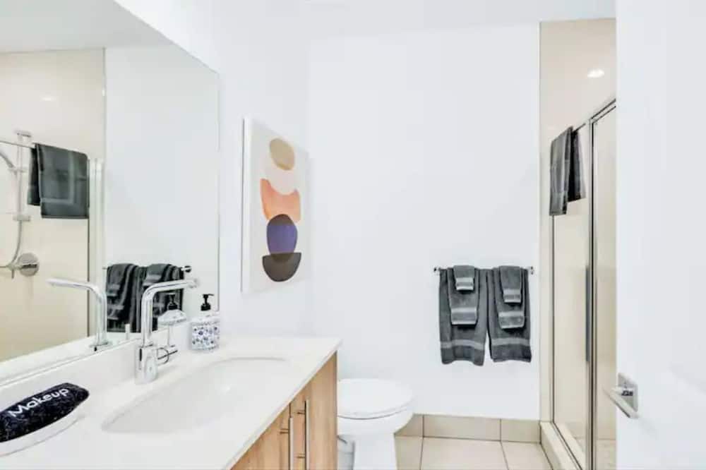 Photo of Bathroom in Lake Worth Corridor