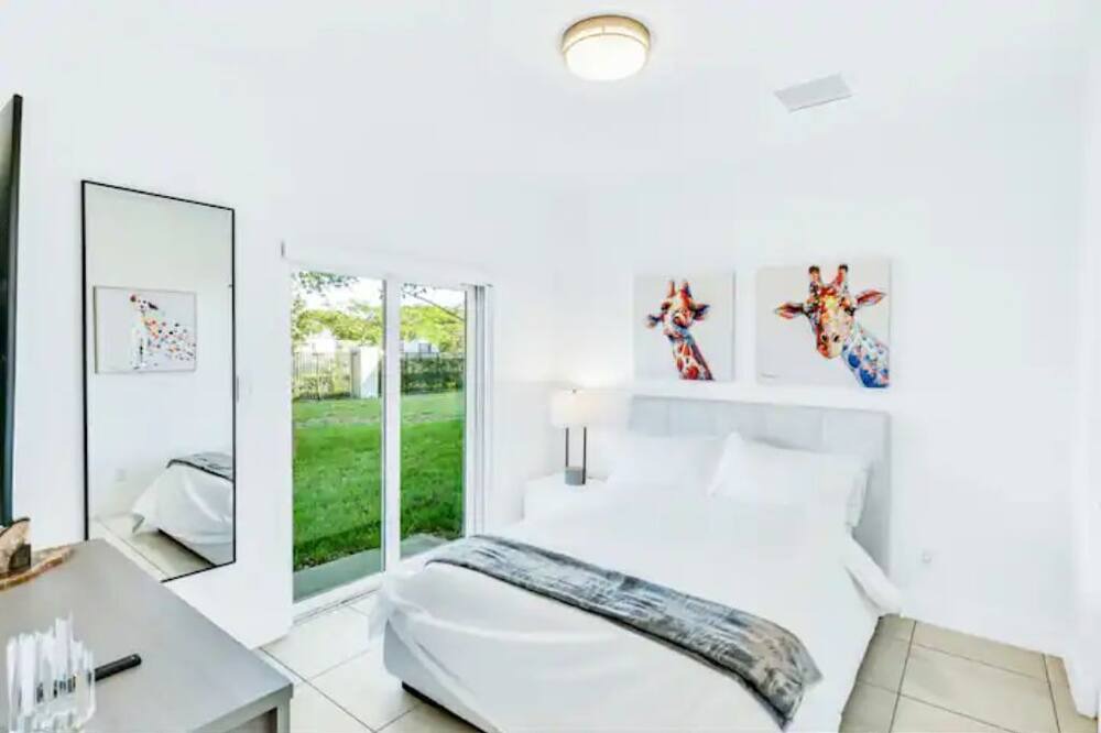 Photo of Bathroom in Lake Worth Corridor