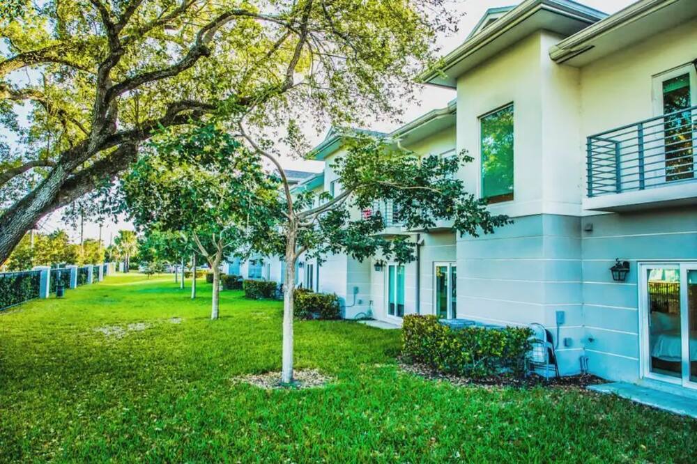 Photo of Outdoor in Lake Worth Corridor